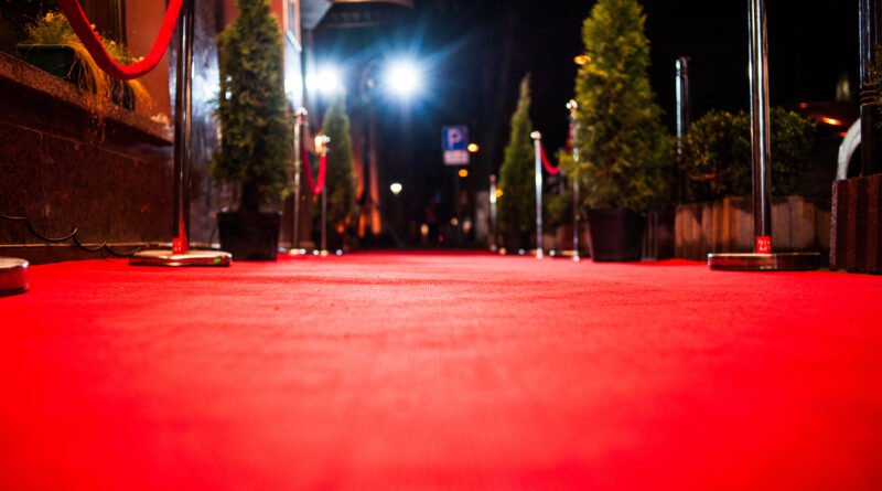 Wanda Nara: alfombra roja de evento con vallas y luces