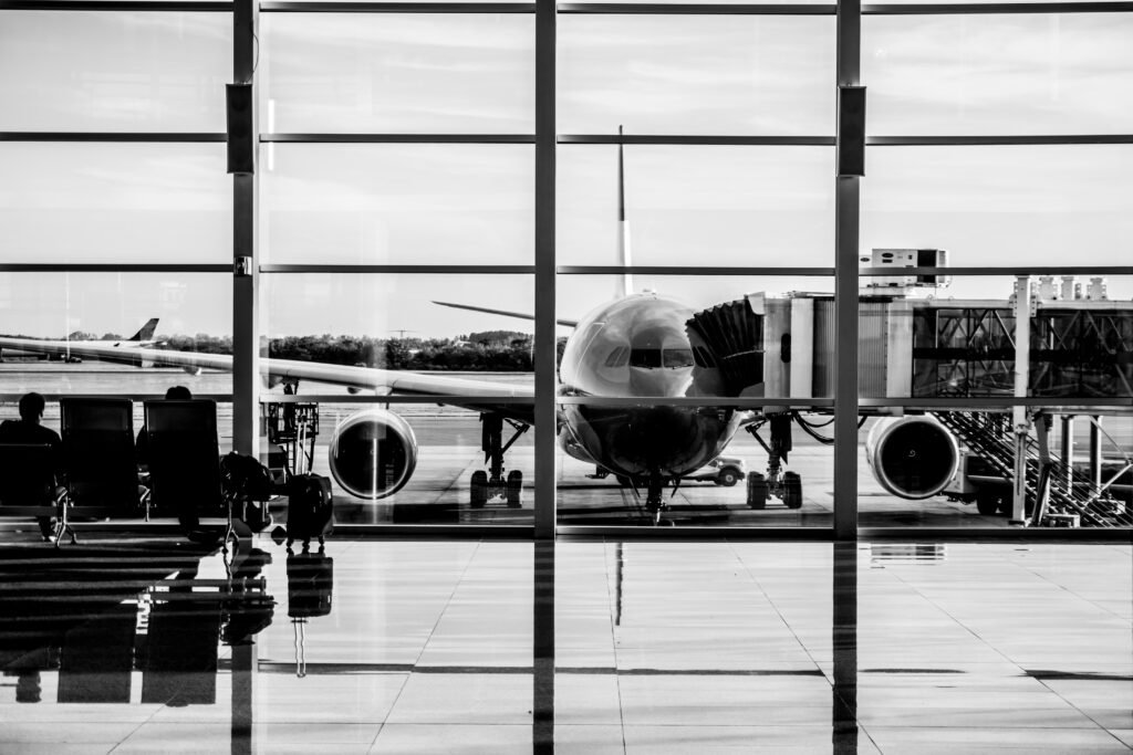 Wanda Nara: terminal de aeropuerto con un avión estacionado en la puerta de embarque