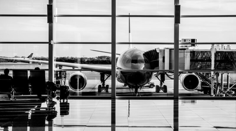 Wanda Nara: terminal de aeropuerto con un avión estacionado en la puerta de embarque