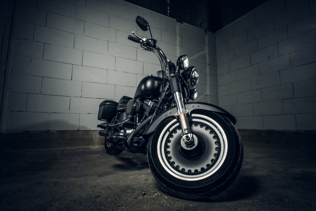 Zontes 703 R: motocicleta deportiva nueva en un estacionamiento oscuro