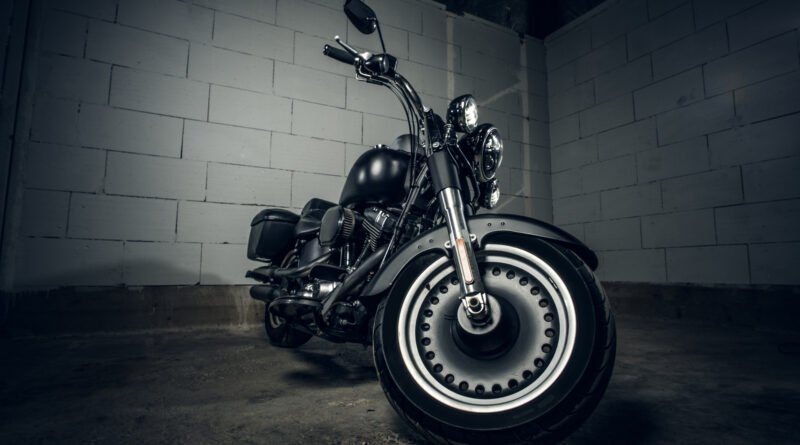 Zontes 703 R: motocicleta deportiva nueva en un estacionamiento oscuro