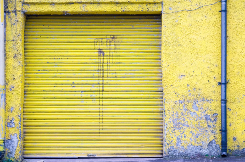 actividad económica: persiana metálica de un comercio cerrado