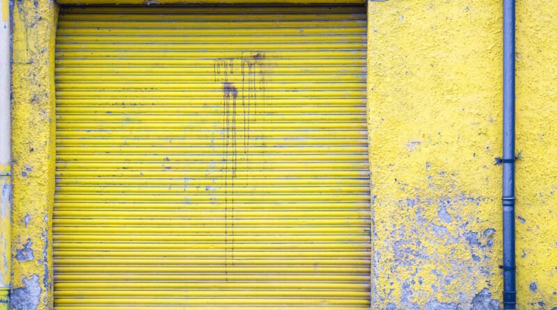 actividad económica: persiana metálica de un comercio cerrado