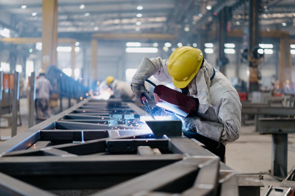 actividad económica: operario trabajando en una planta industrial