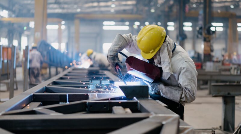 actividad económica: operario trabajando en una planta industrial