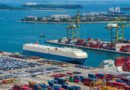 acuerdo automotriz México: buque para transporte de autos en una terminal portuaria