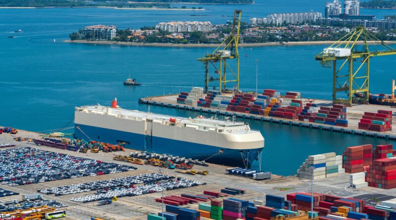 acuerdo automotriz México: buque para transporte de autos en una terminal portuaria