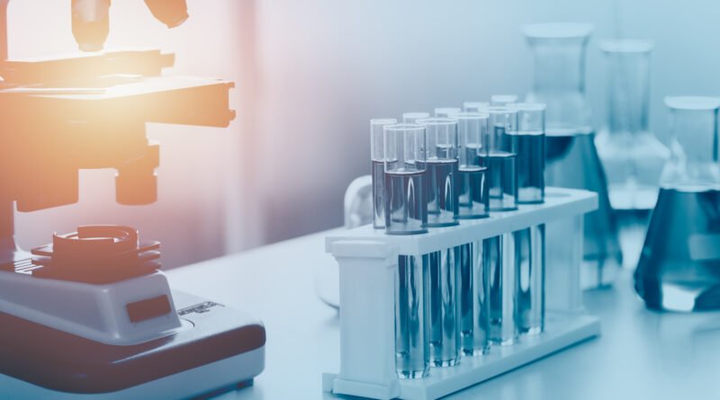 ajuste a la ciencia: microscopio y material de laboratorio
