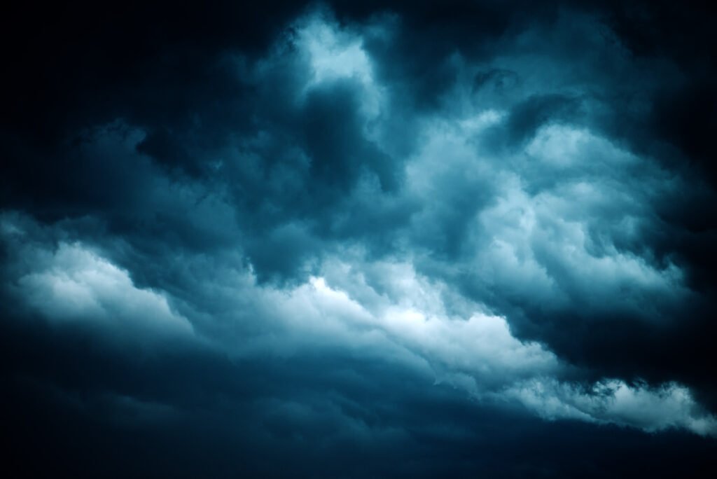 alerta amarilla: cielo cargado de nubes de tormenta antes de la lluvia