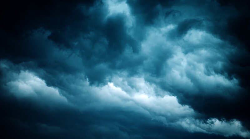 alerta amarilla: cielo cargado de nubes de tormenta antes de la lluvia