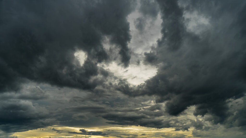 alerta por El Niño: nubes de tormenta en un cielo oscuro