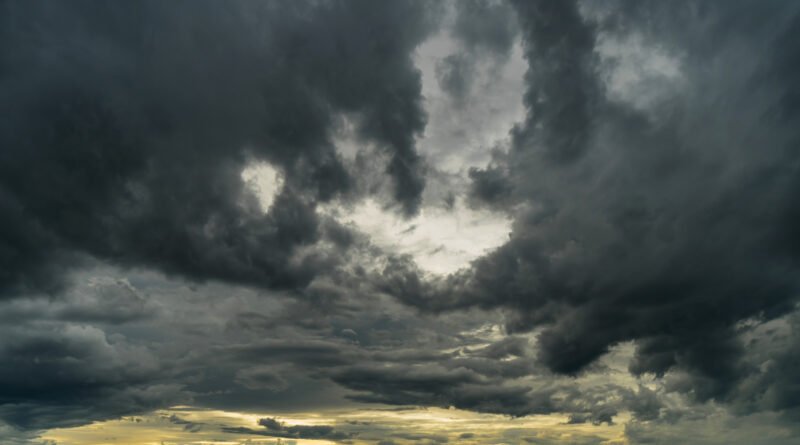 alerta por El Niño: nubes de tormenta en un cielo oscuro