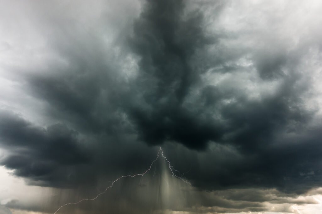 alerta meteorológica: nubes de tormenta y rayo sobre el campo