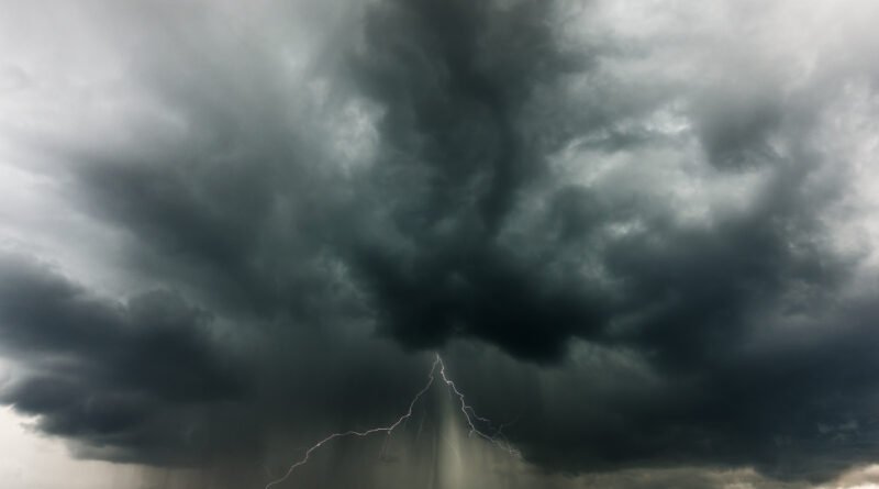 alerta meteorológica: nubes de tormenta y rayo sobre el campo