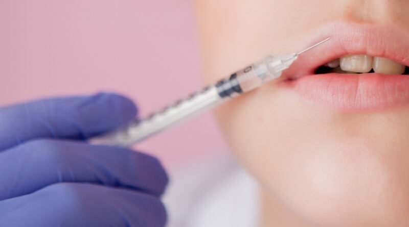 ANMAT prohibió: aplicación de una inyección estética con guantes