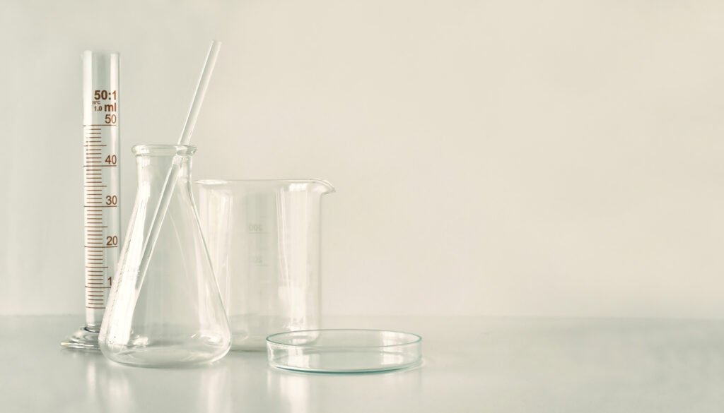 ANMAT prohibió: material de vidrio de laboratorio sobre una mesa