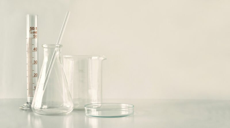 ANMAT prohibió: material de vidrio de laboratorio sobre una mesa