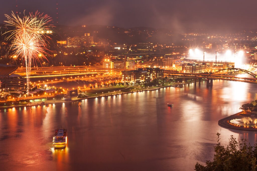 apertura de los Suramericanos: fuegos artificiales sobre la ciudad de noche