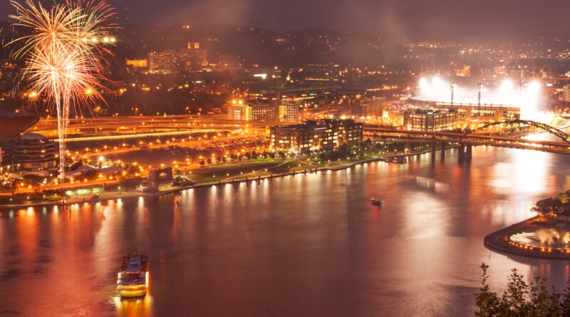 apertura de los Suramericanos: fuegos artificiales sobre la ciudad de noche