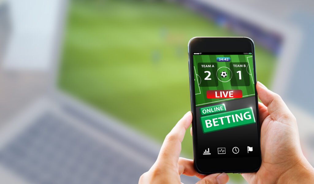 apuestas online: manos sosteniendo un teléfono con una app de apuestas