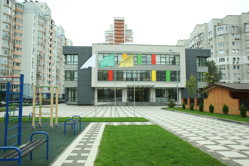 ataque a escuelas en Rosario: fachada de un edificio escolar