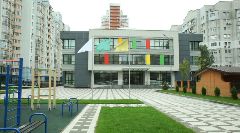 ataque a escuelas en Rosario: fachada de un edificio escolar