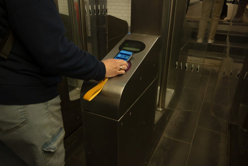 Aumento del transporte: pago sin contacto en el molinete del subte