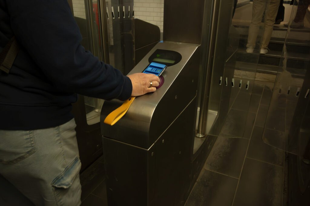 aumento del subte: molinete de una estación de subterráneo