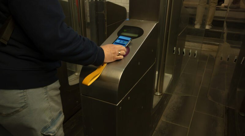 aumento del subte: molinete de una estación de subterráneo