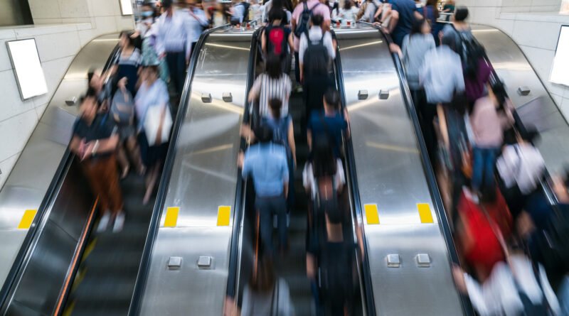 aumentos de septiembre: multitud en molinetes y andén de transporte urbano