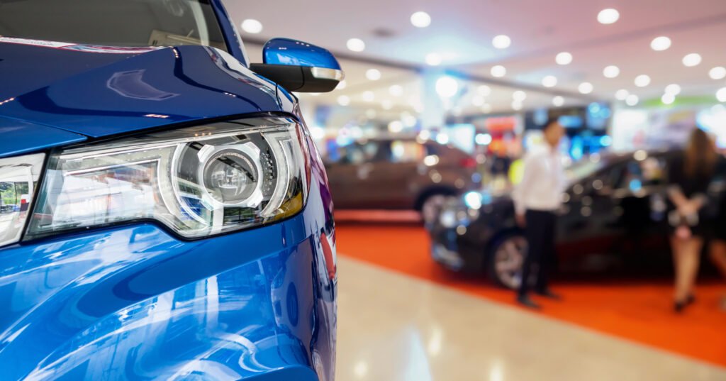 autos 0km más baratos: autos nuevos en el salón de una concesionaria