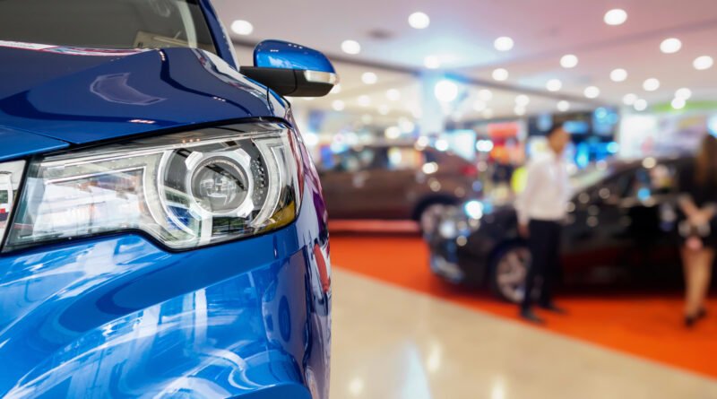 autos 0km más baratos: autos nuevos en el salón de una concesionaria