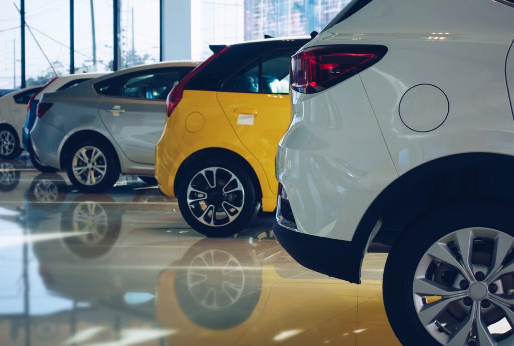 autos 0 km más vendidos: fila de autos nuevos en una concesionaria