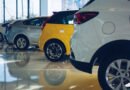 autos 0 km más vendidos: fila de autos nuevos en una concesionaria