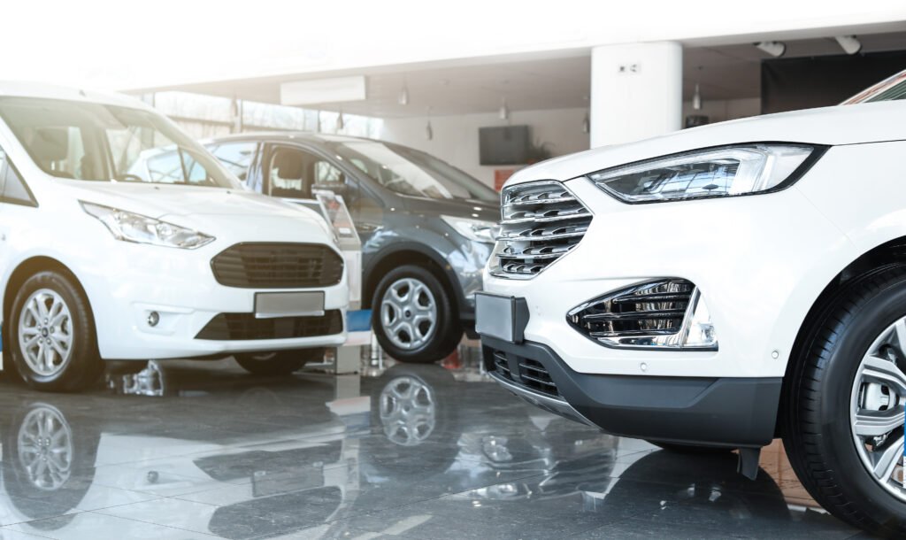 autos chinos: autos nuevos alineados en el salón de una concesionaria