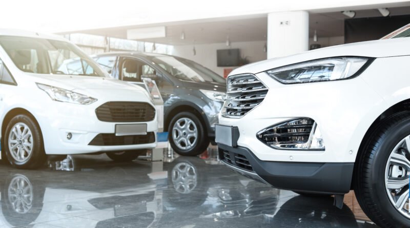 autos chinos: autos nuevos alineados en el salón de una concesionaria