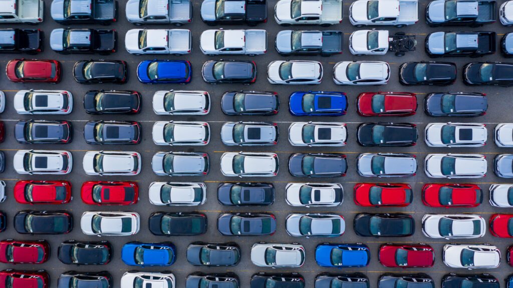 autos más baratos: hilera de autos 0km alineados