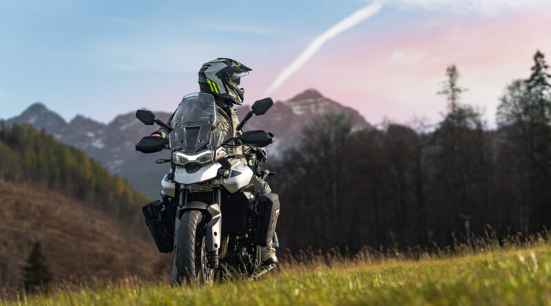 Bajaj Dominar 250: moto en ruta de montaña al atardecer