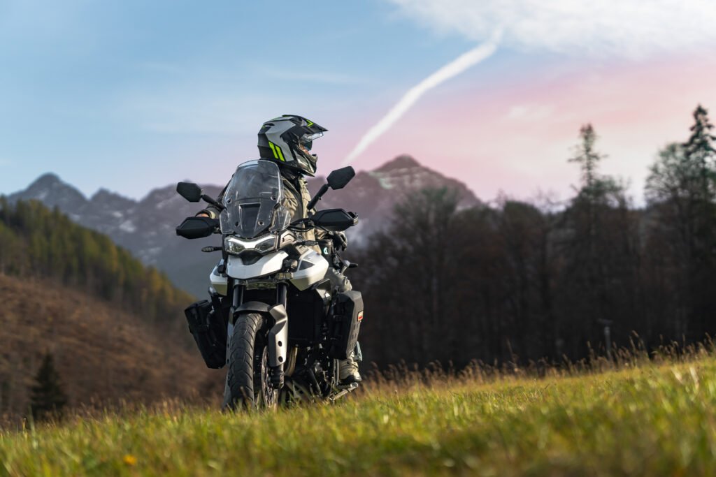 Bajaj Dominar 250: moto rutera en una ruta de montaña