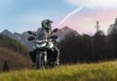 Bajaj Dominar 250: moto rutera en una ruta de montaña