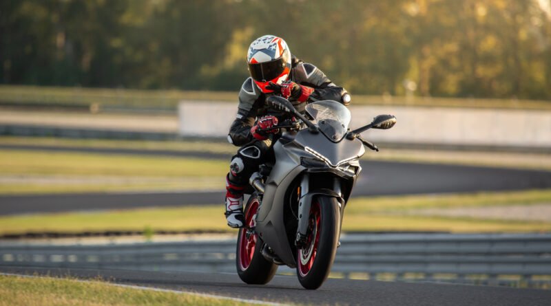 Bajaj Dominar 250: moto deportiva circulando por la ruta