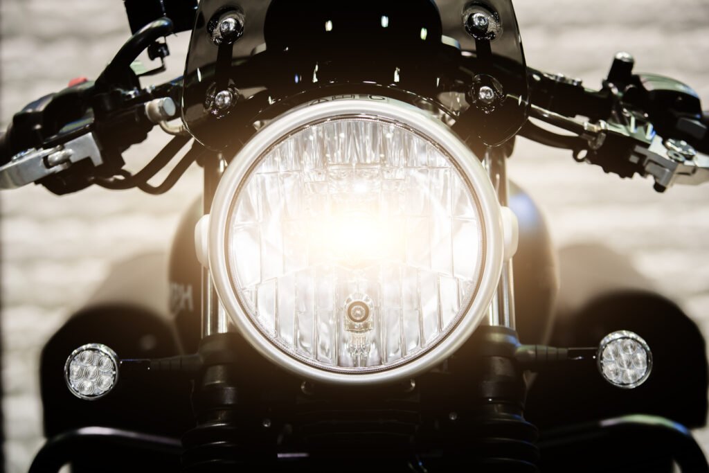 Bajaj Dominar 250: detalle del faro LED de una moto deportiva de noche