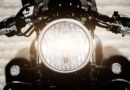Bajaj Dominar 250: detalle del faro LED de una moto deportiva de noche
