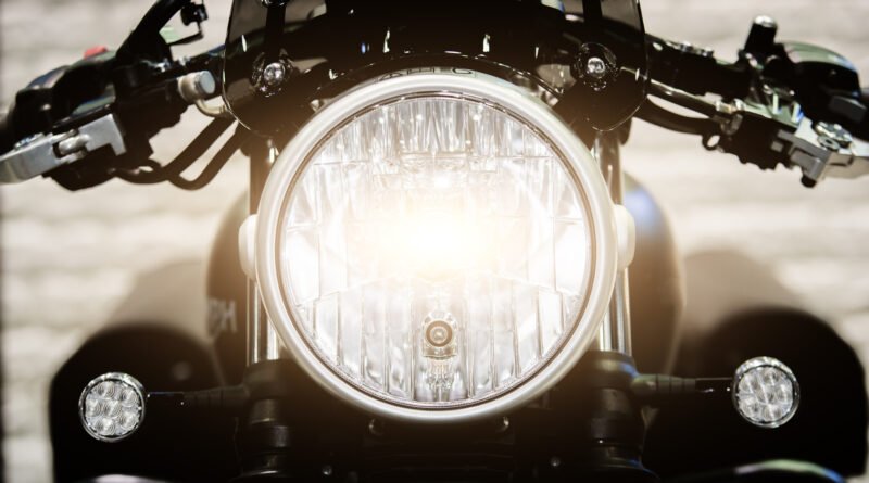 Bajaj Dominar 250: detalle del faro LED de una moto deportiva de noche