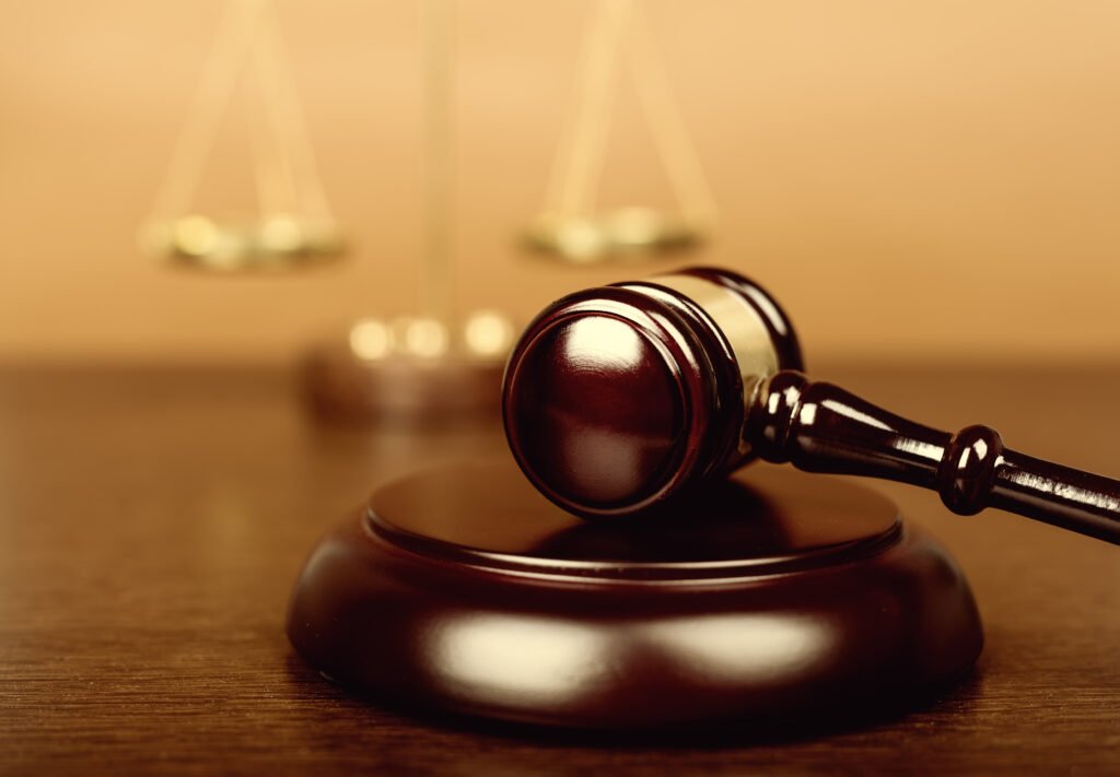 Bertuzzi y Yadarola: mazo y balanza de la Justicia