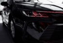 BMW Serie 3: detalle del faro delantero de un auto premium oscuro