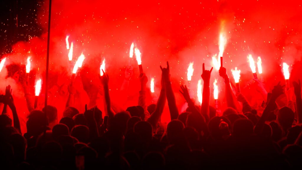 Boca en la Copa Argentina: hinchada con bengalas encendidas de noche