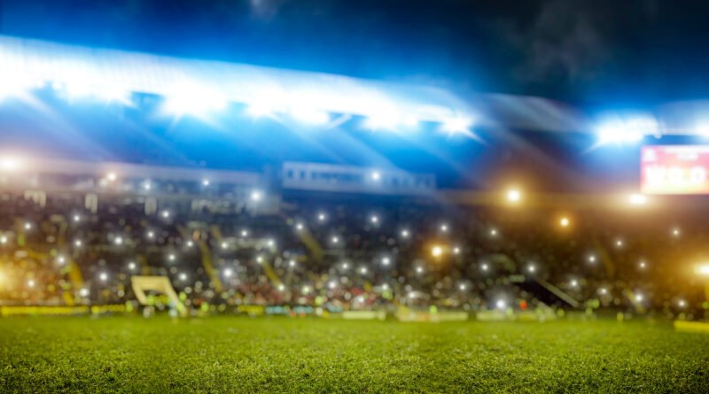 Boca en la Sudamericana: estadio de fútbol de noche con hinchas y luces
