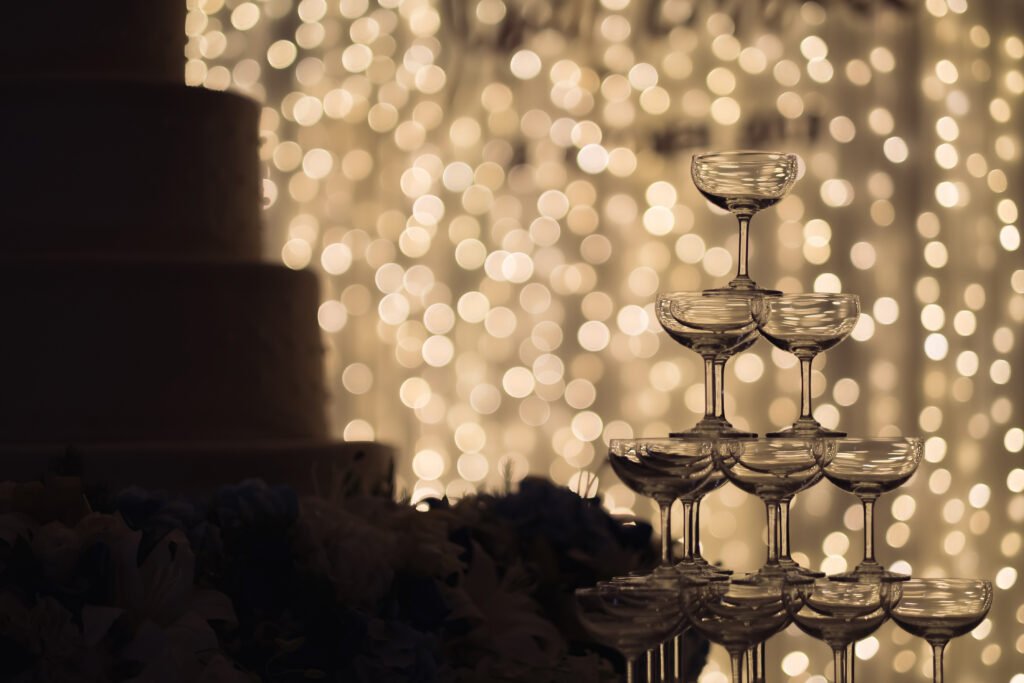 boda de Lali: copas de champán en una fiesta de casamiento con luces cálidas