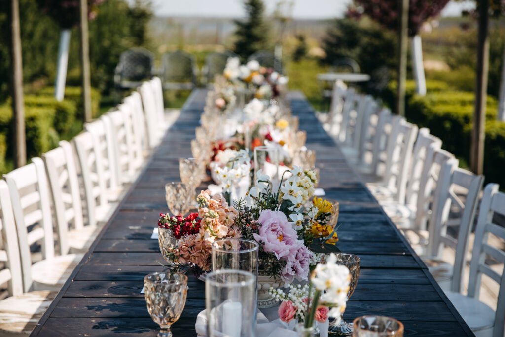 boda de Lali: mesa larga decorada con flores para una fiesta